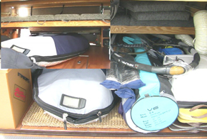 シートやベッドをかさ上げし、フロア上のヒーターや仕切り板を撤去することでウインドサーフィンの用具をシート下に収納