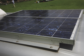 ソーラーパネルは2枚装備で電力確保