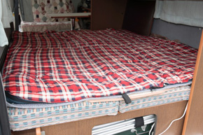 ベッド幅は車内幅いっぱいに取っていて、マットの下は収納庫になっています